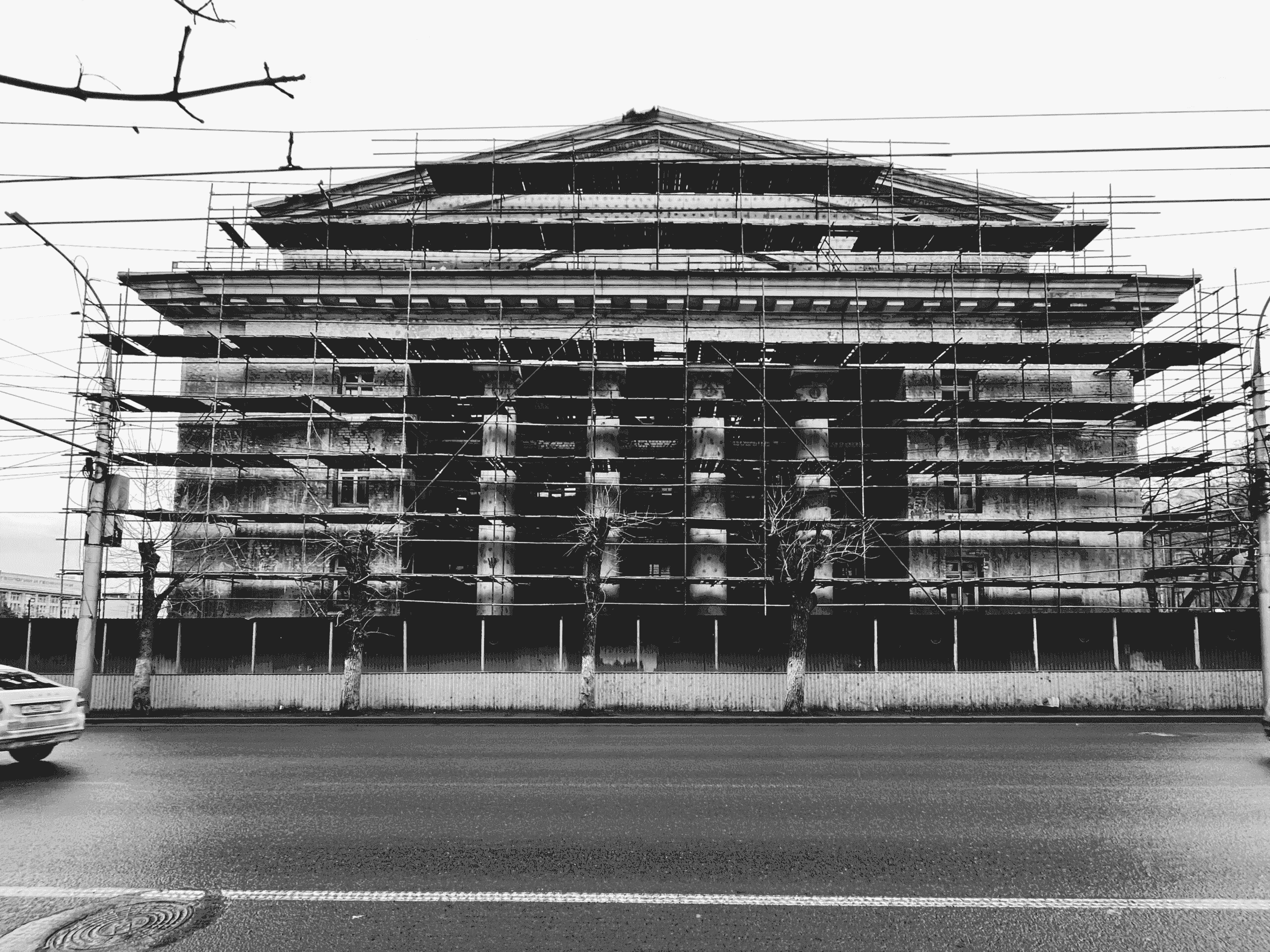 Bygning under rehabilitering med stillas rundt fasaden